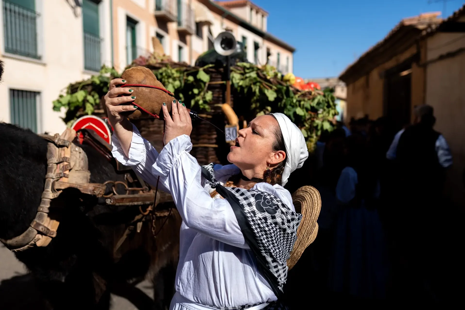 Una toresana bebe vino de la bota. Foto Emilio Fraile.