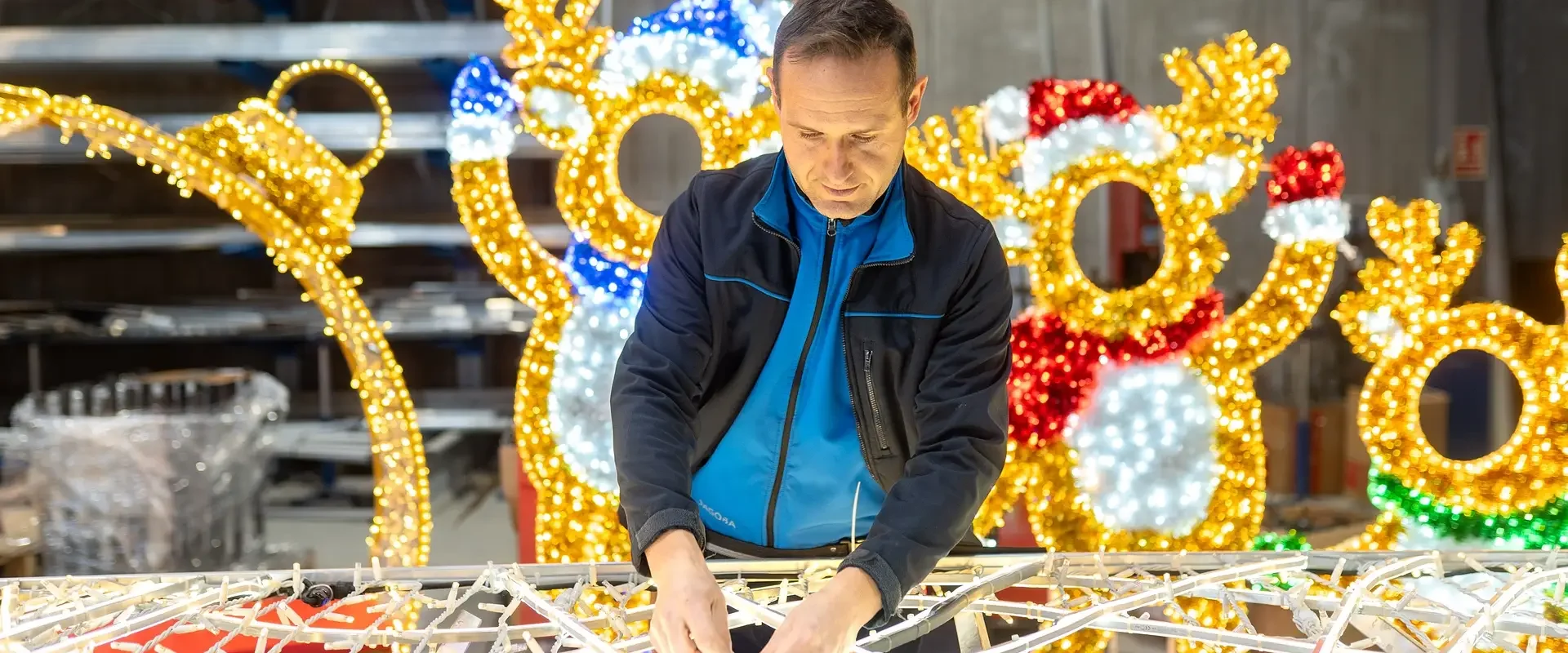 David González, con algunas de las luces que se colocarán en Zamora. Foto Emilio Fraile.