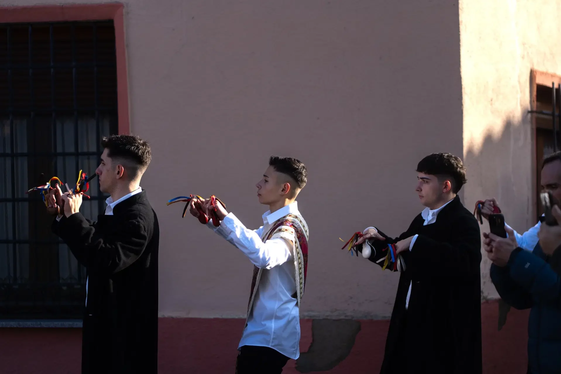 Los danzantes entran en la Plaza Mayor de Sanzoles. Foto Emilio Fraile.