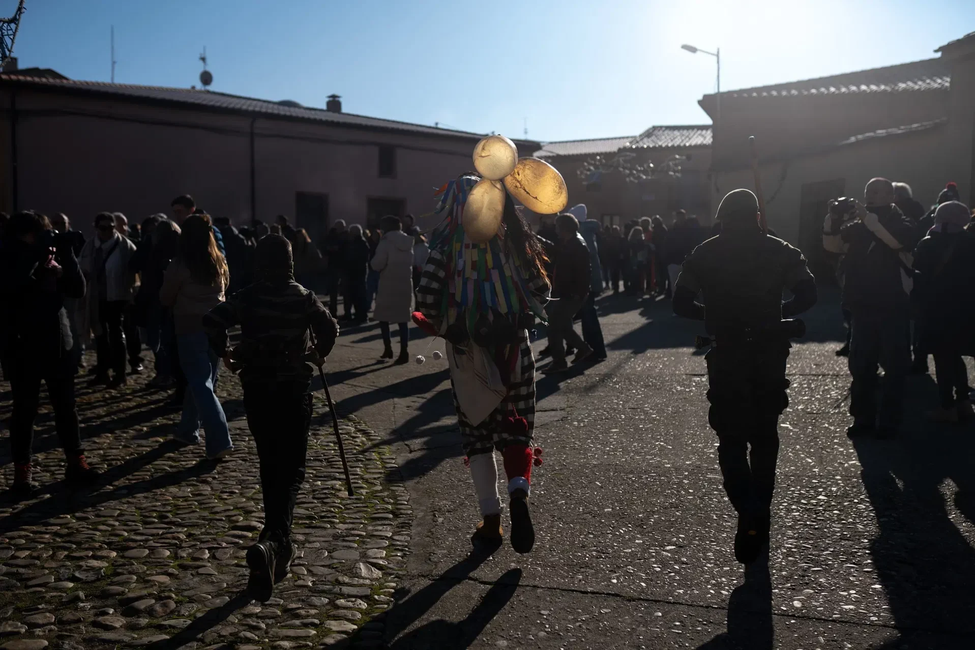 El Zangarrón en la Plaza Mayor de Sanzoles. Foto Emilio Fraile.