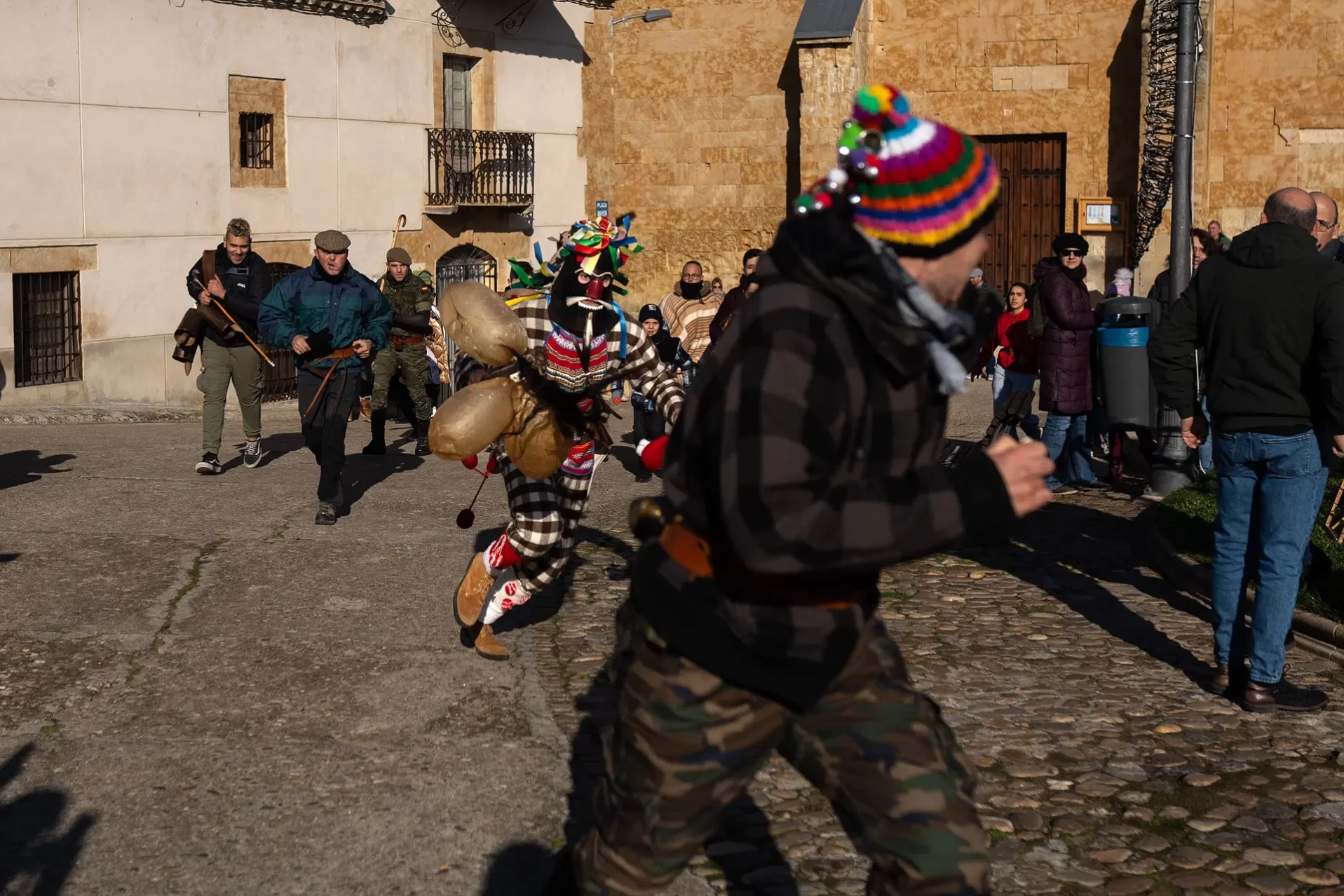 El Zangarrón corre a uno de los mozos del pueblo. Foto Emilio Fraile.