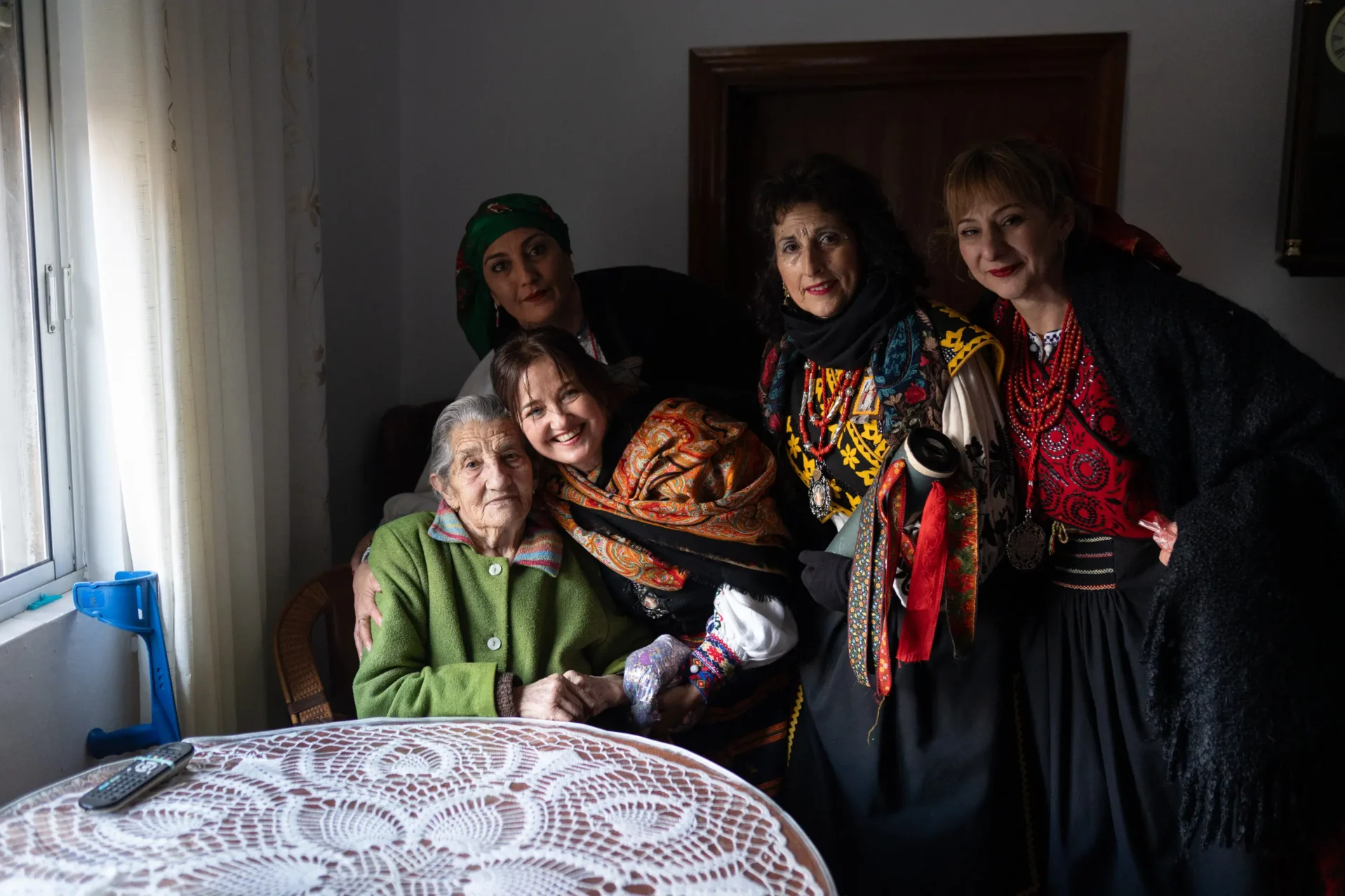 Las águedas van a visitar a su compañera Laura Gómez. Foto Emilio Fraile.