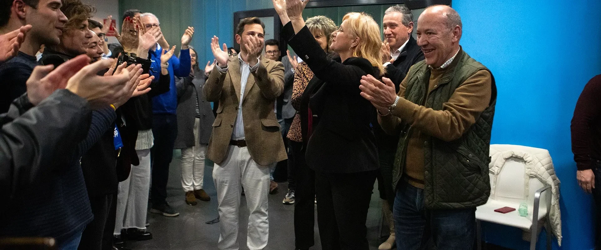 Leticia García, cabeza de lista del PP de Zamora, celebra los resultados con otros militantes. Foto Paloma V. Escarpa