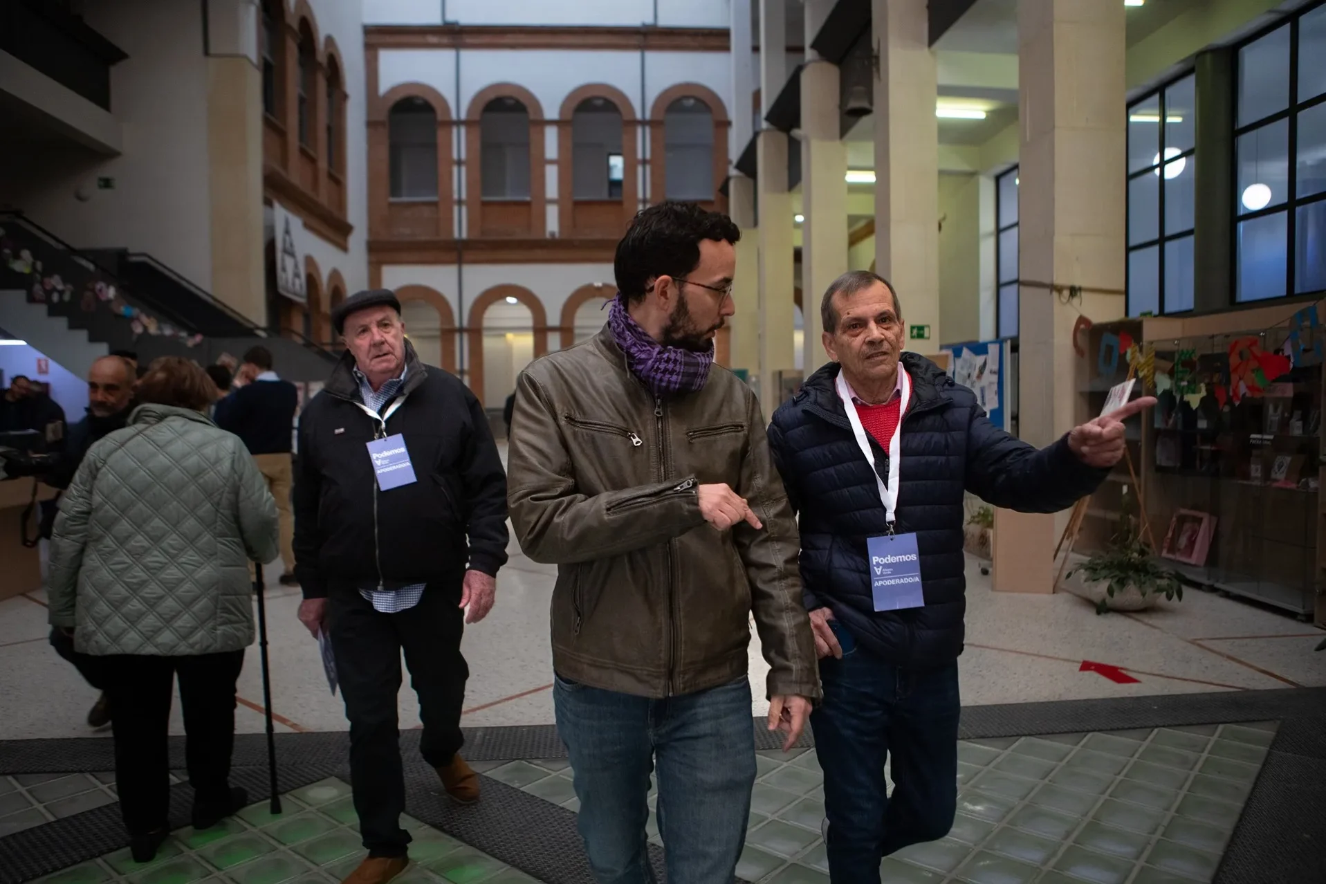 Miguel Ángel Llamas, antes de ejercer su derecho al voto en el Claudio Moyano. Foto Paloma V. Escarpa