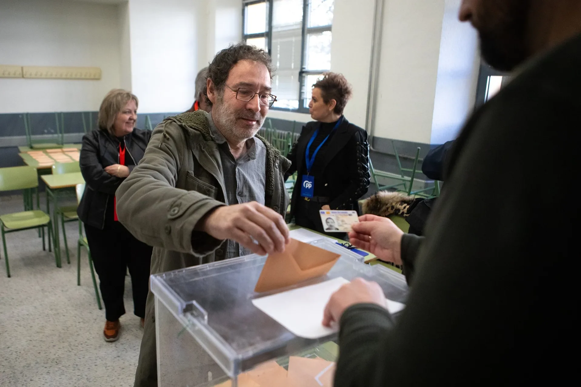 Miguel Ángel Viñas vota en las elecciones a la Junta de Castilla y León. Foto Paloma V. Escarpa