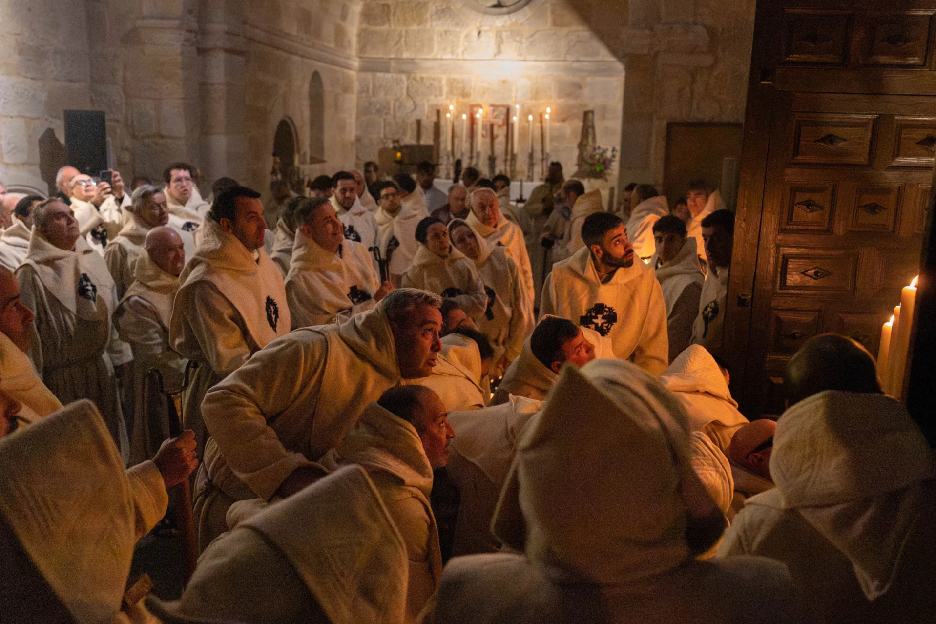 Los cargadores del Cristo sacan la imagen del templo. Foto Emilio Fraile.