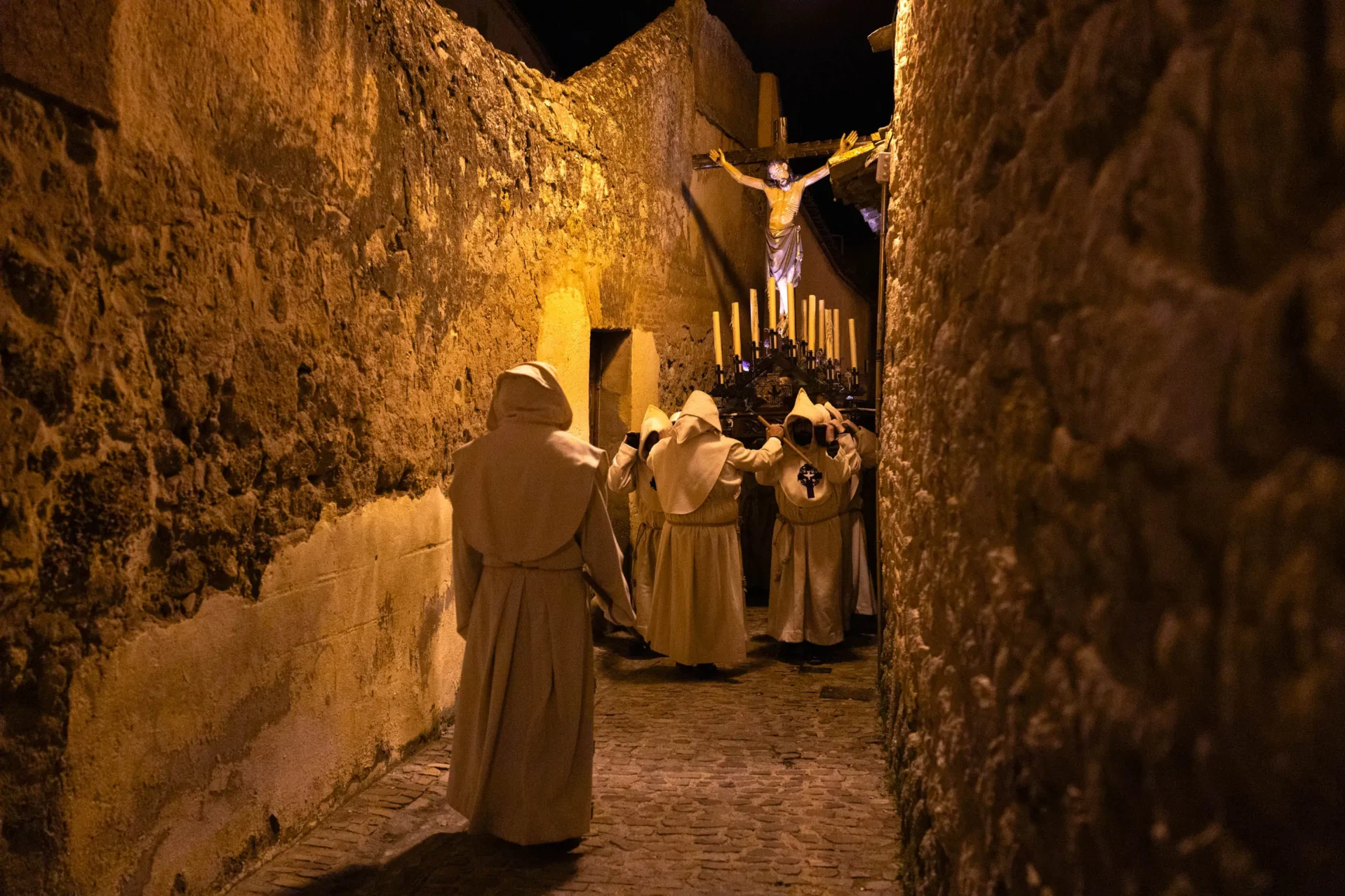 El Cristo pasa por la calle del Troncoso. Foto Emilio Fraile.
