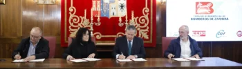 Firma del acuerdo de integración de los bomberos en la plantilla de la Diputación de Zamora. Foto Paloma V. Escarpa