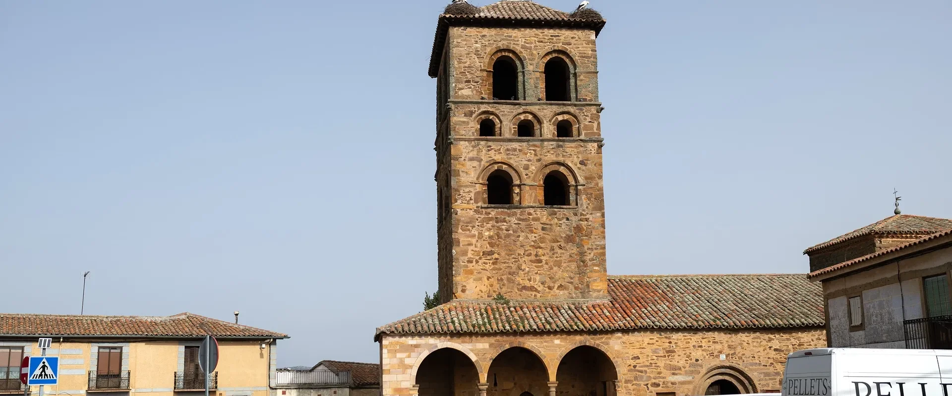 Plaza de la iglesia de Tábara. Foto Emilio Fraile