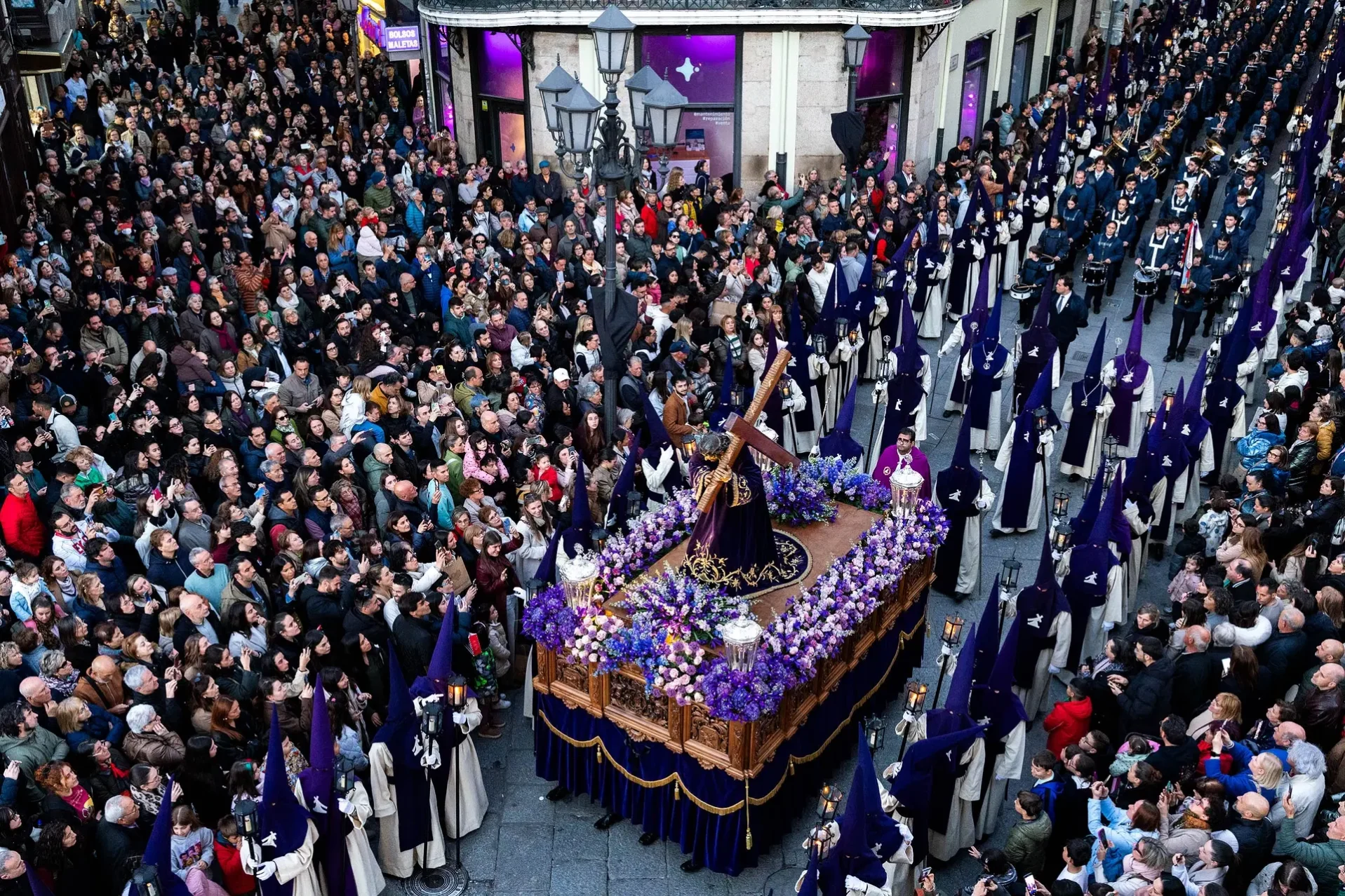 El gentío ve entrar el Nazareno en la Plaza Mayor. Foto Emilio Fraile.