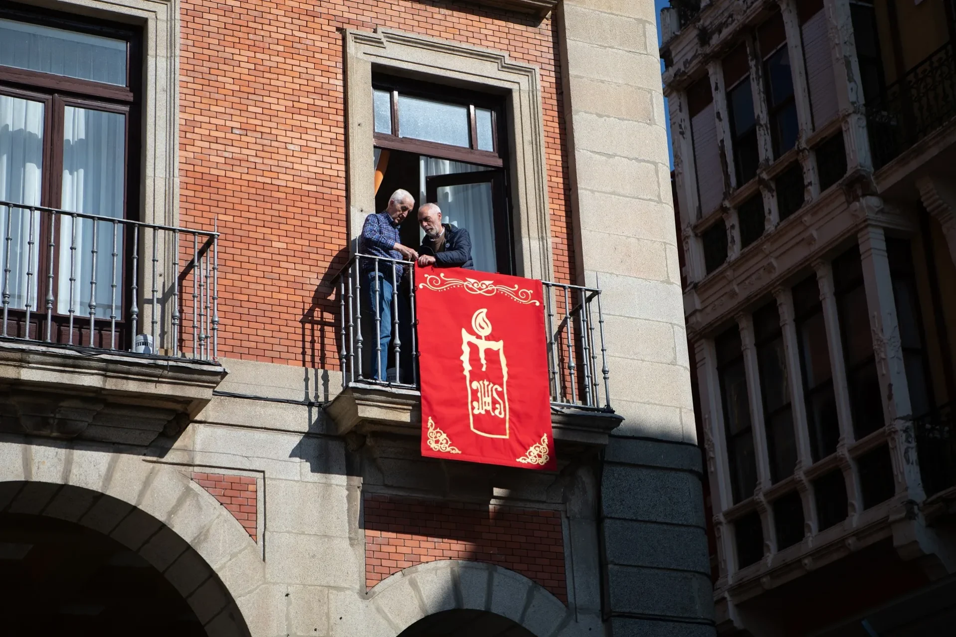 Colocación de los reposteros en los balcones del Ayuntamiento de Zamora. Foto Paloma V. Escarpa