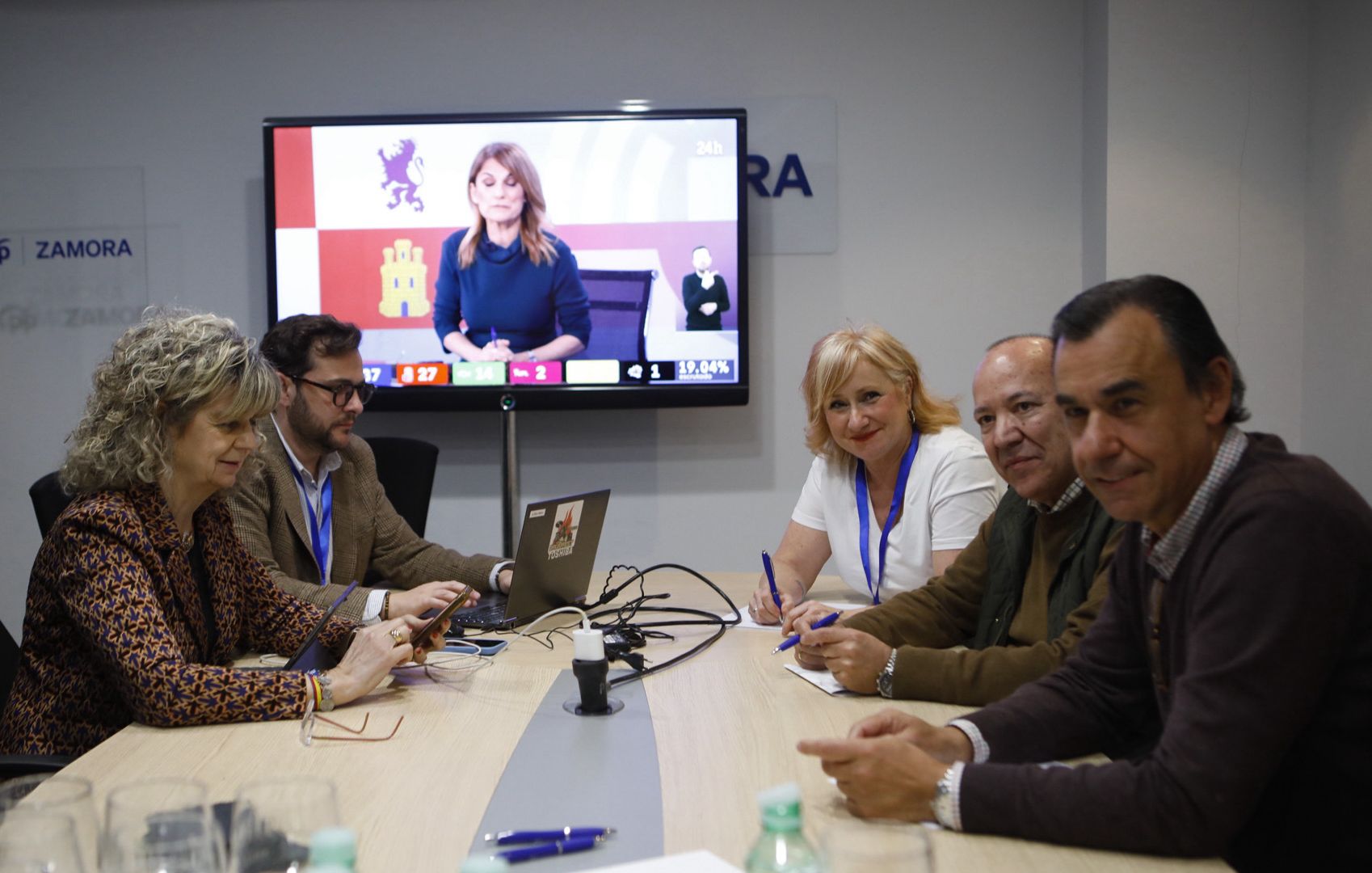 Miembros del PP siguen el recuento de los votos en la sede del partido. Foto Paloma V. Escarpa