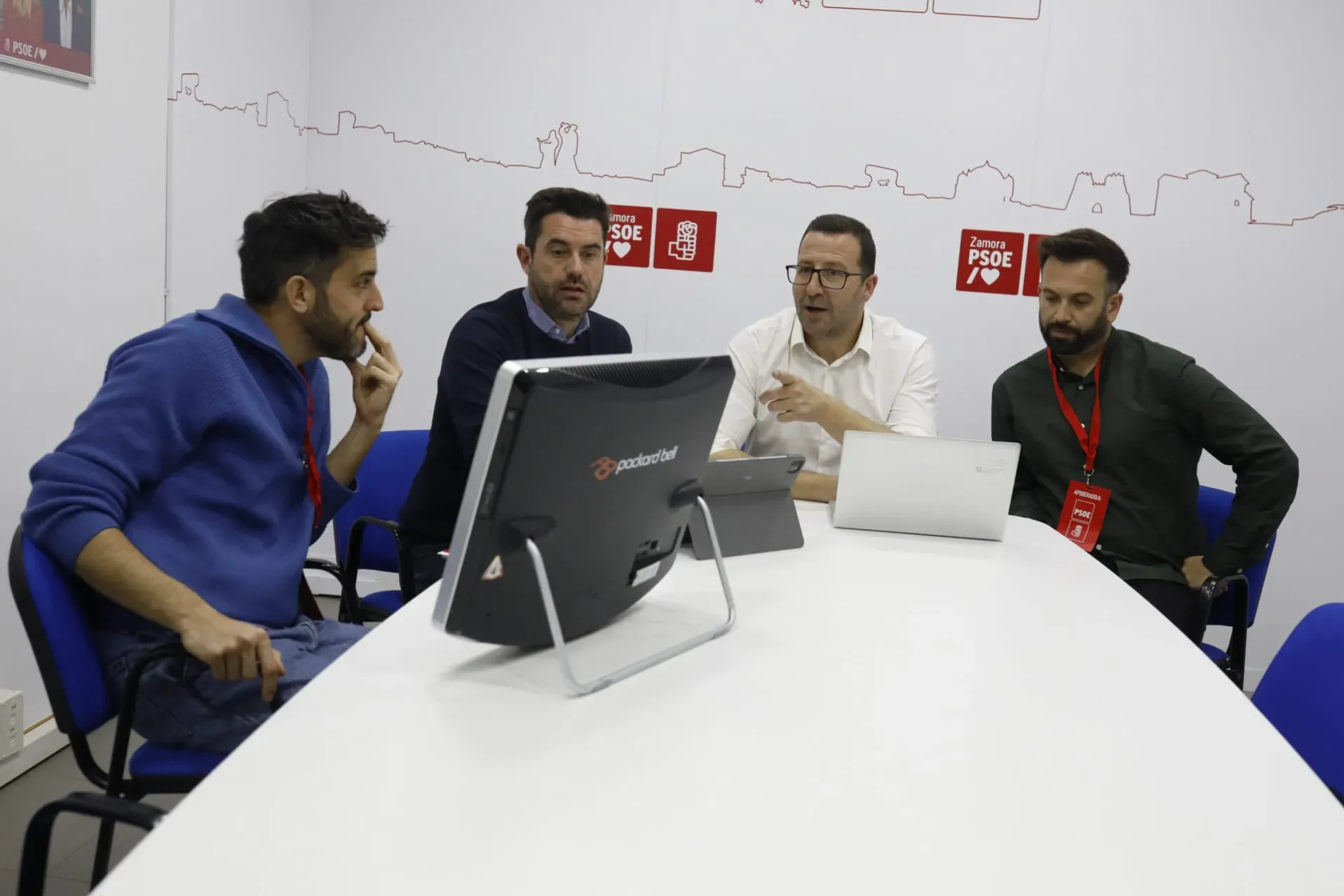 Procuradores y miembros del PSOE siguen el resultado en la sede. Foto Ana Burrieza.