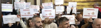 Manifestación de los funcionarios en el Ayuntamiento de Zamora. Foto Paloma V. Escarpa