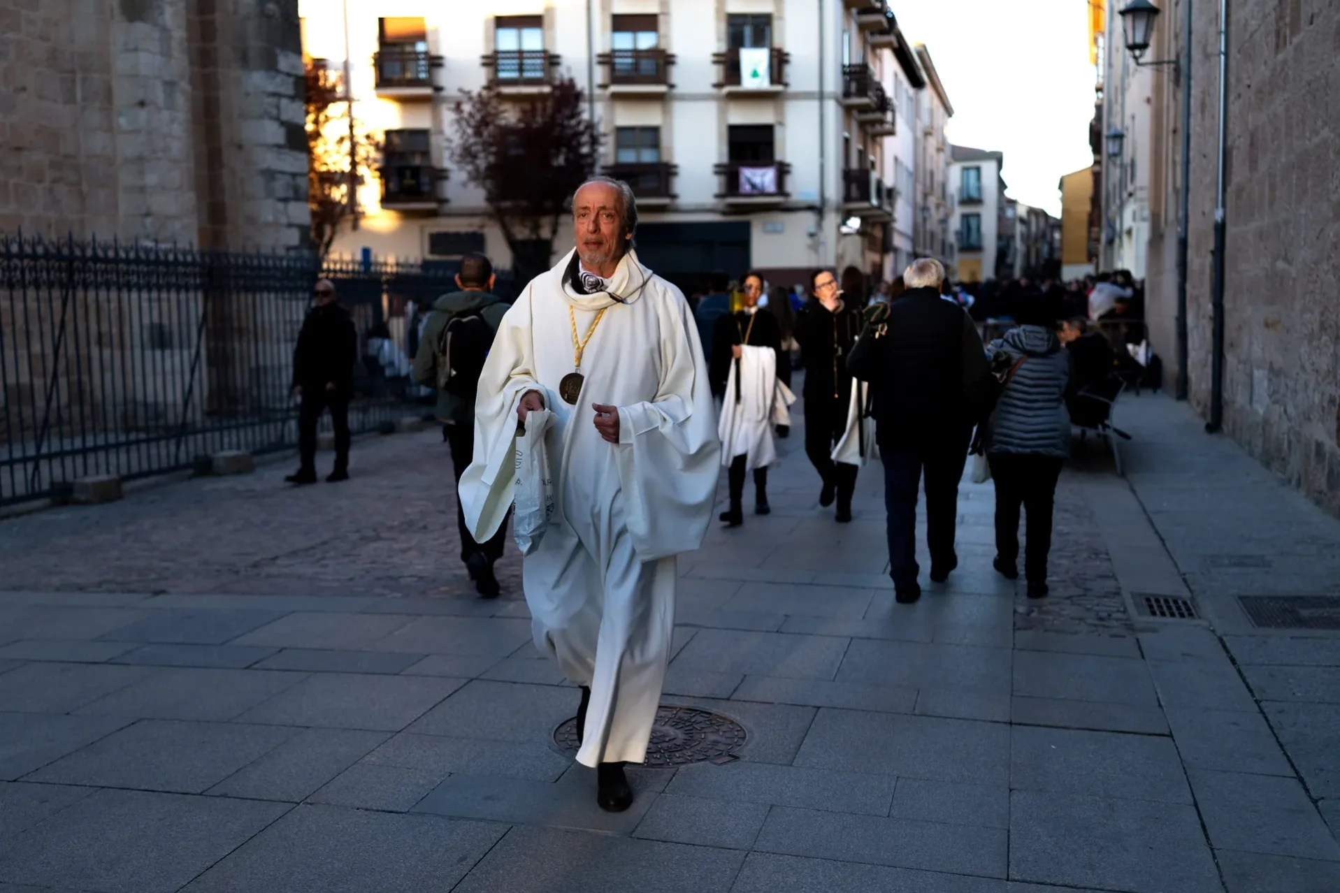 Un cofrade llega a la salida de la procesión. Foto Emilio Fraile.