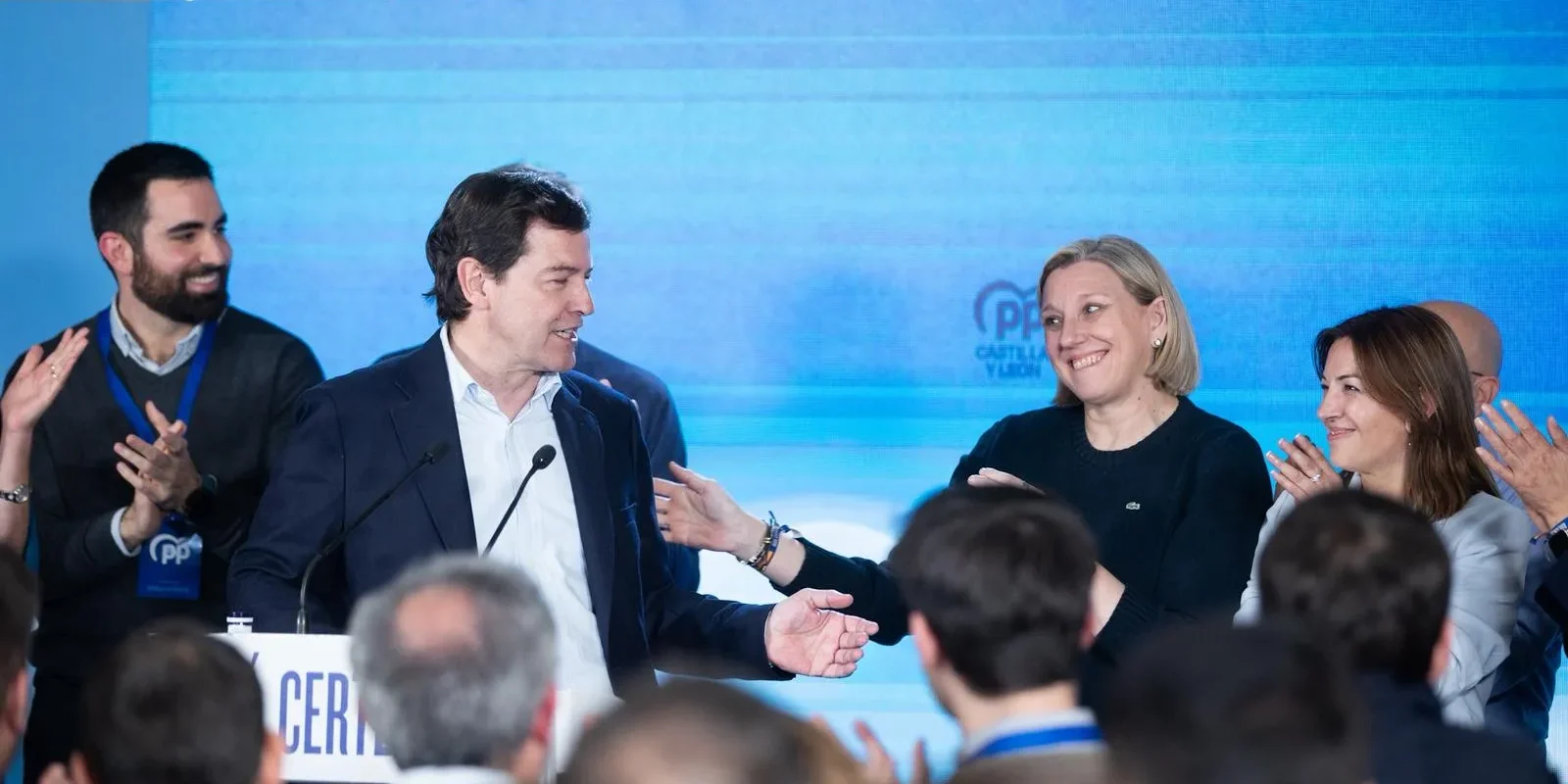 Alfonso Fernández Mañueco e Isabel Blanco celebran la victoria del PP. Foto Emilio Fraile
