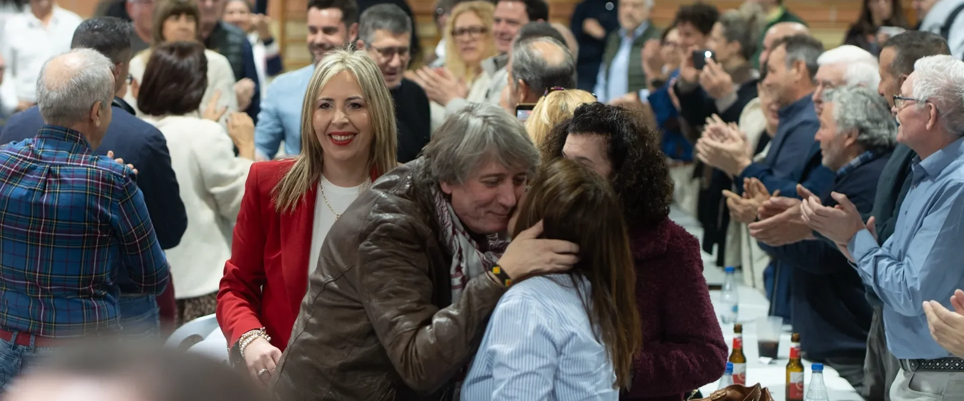 Martínez saluda a la militancia socialista. Foto Emilio Fraile