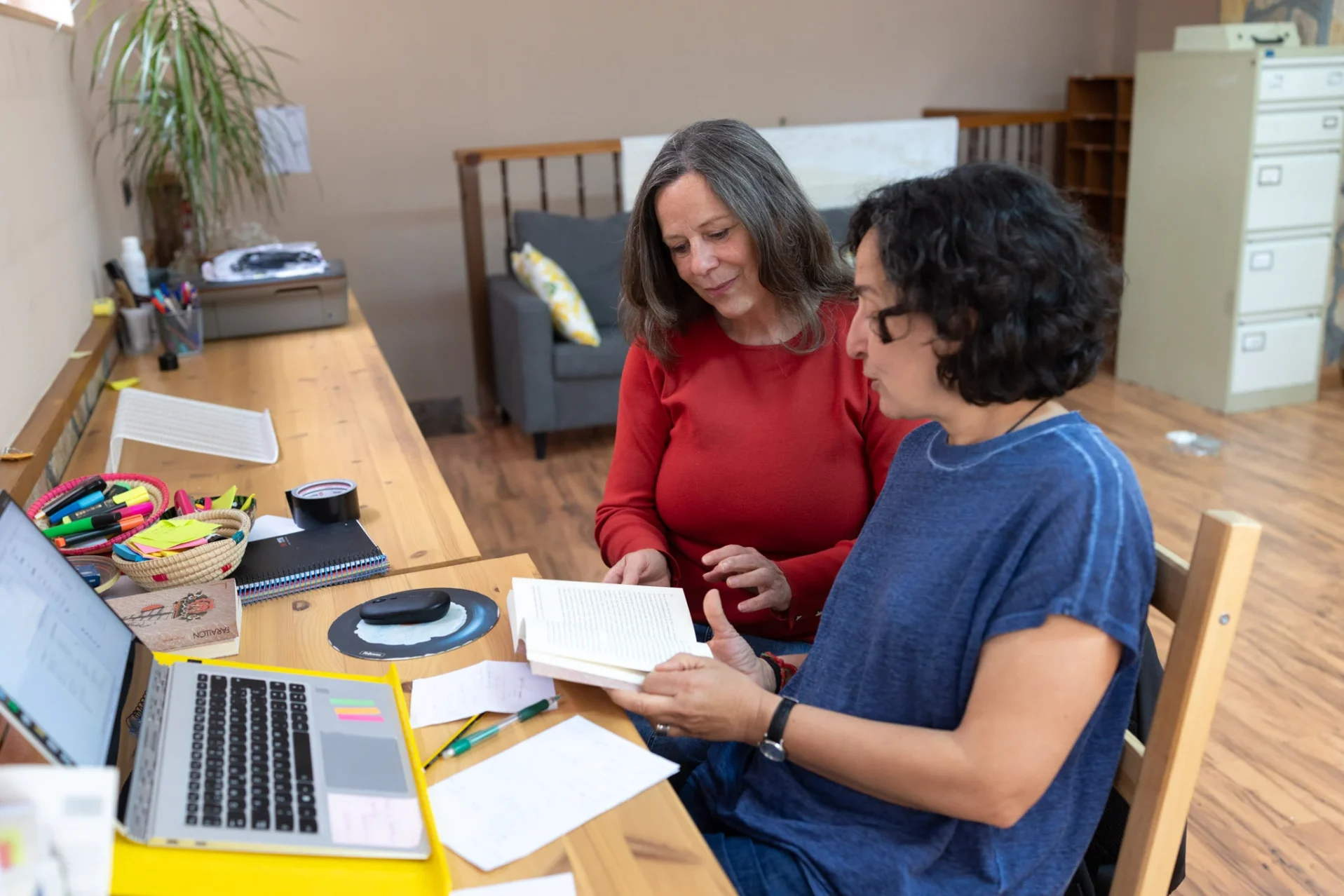 Sylvaine y Clara trabajan en la editorial. Foto Emilio Fraile.