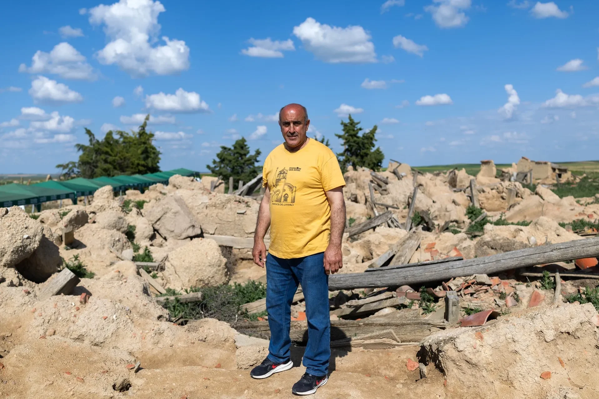 Manuel Montero, sobre los restos de la que fue su casa en Otero de Sariegos. Foto Emilio Fraile