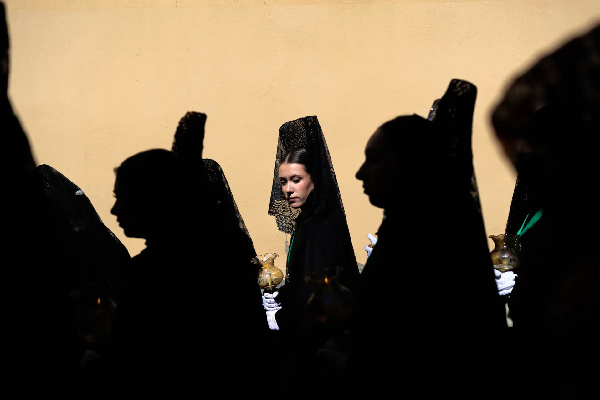 Una mujer mira a un lado durante la procesión. Foto Emilio Fraile.