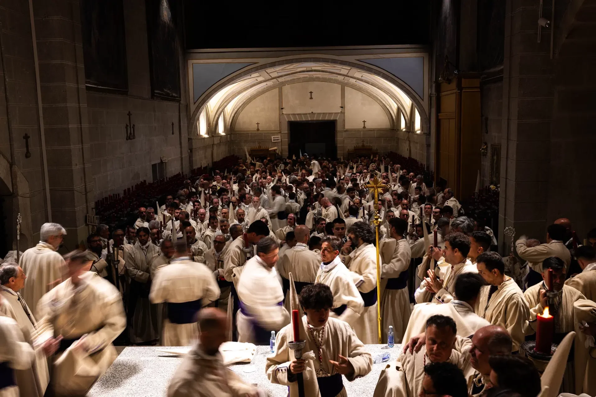 Los hermanos se conecentran en la iglesia del Tránsito antes de la procesión. Foto Emilio Fraile.
