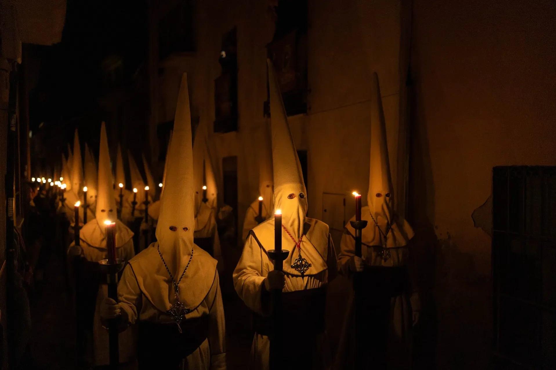 Los penitentes a su paso por la calle Carniceros. Foto Emilio Fraile.