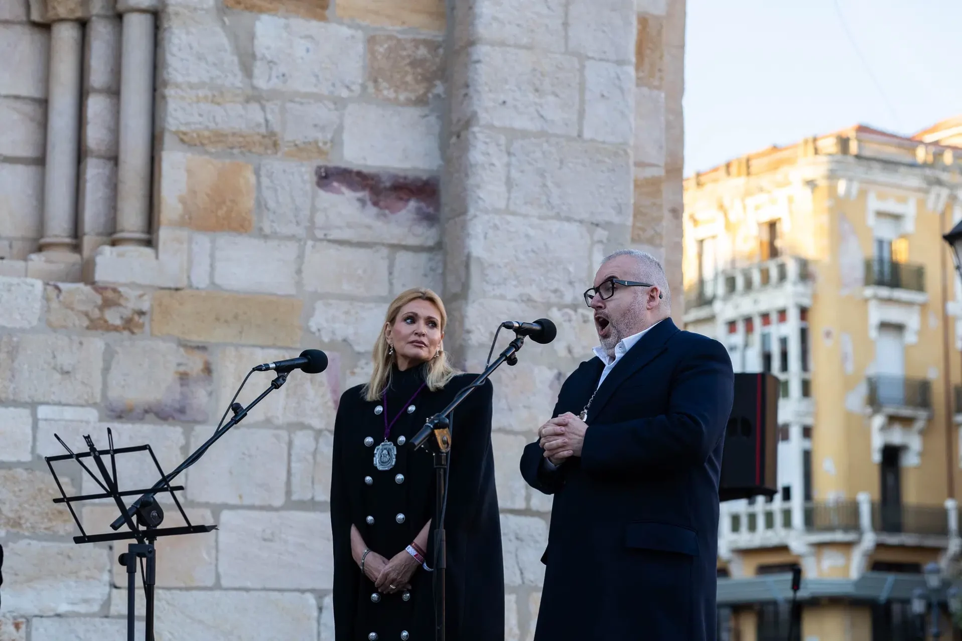 Luis Santana y Ainhoa Arteta, interpretan el Ave María ante la imagen de la Virgen. Foto Emilio Fraile.