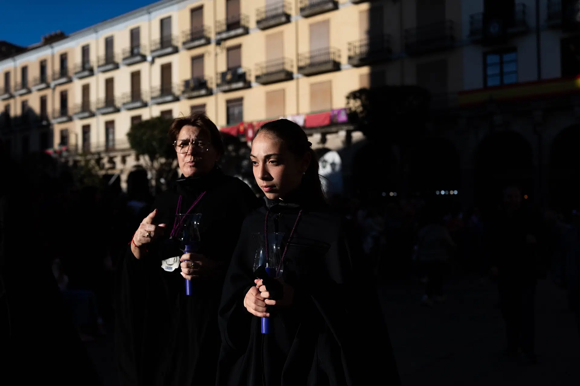SEMANASANTA-Soledad-4.jpg_compressed_resultado Las mujeres llegan a la Plaza Mayor antes de la procesión. Foto Emilio Fraile.