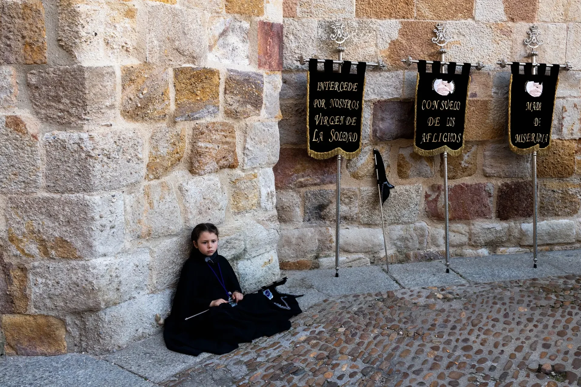 Una niña espera el inicio de la procesión. Foto Emilio Fraile.