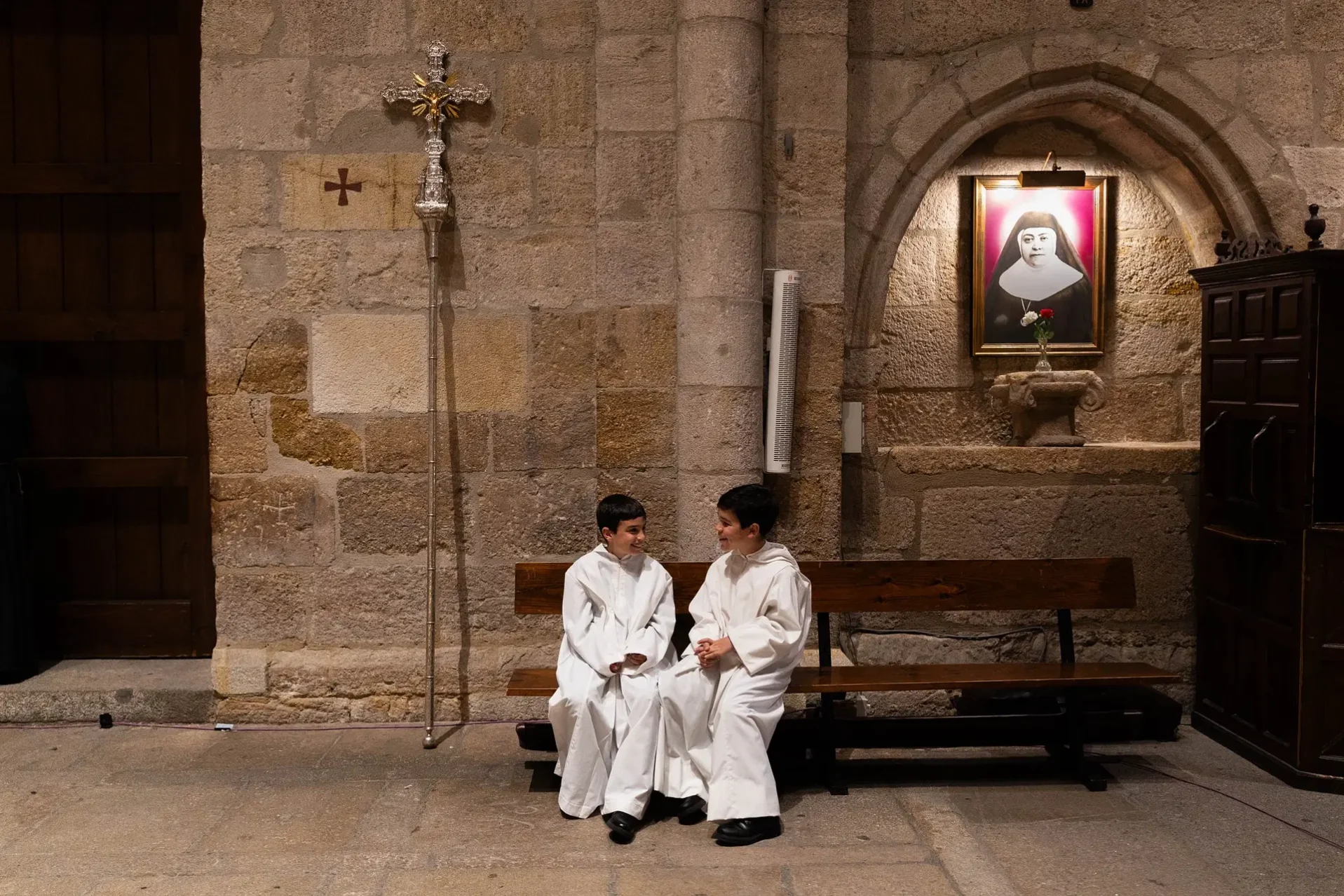Dos niños, en San Juan antes de la procesión. Foto Emilio Fraile.
