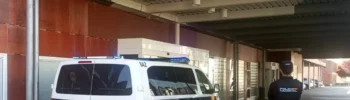 Agentes de la Policía Nacional en la puerta de Urgencias.