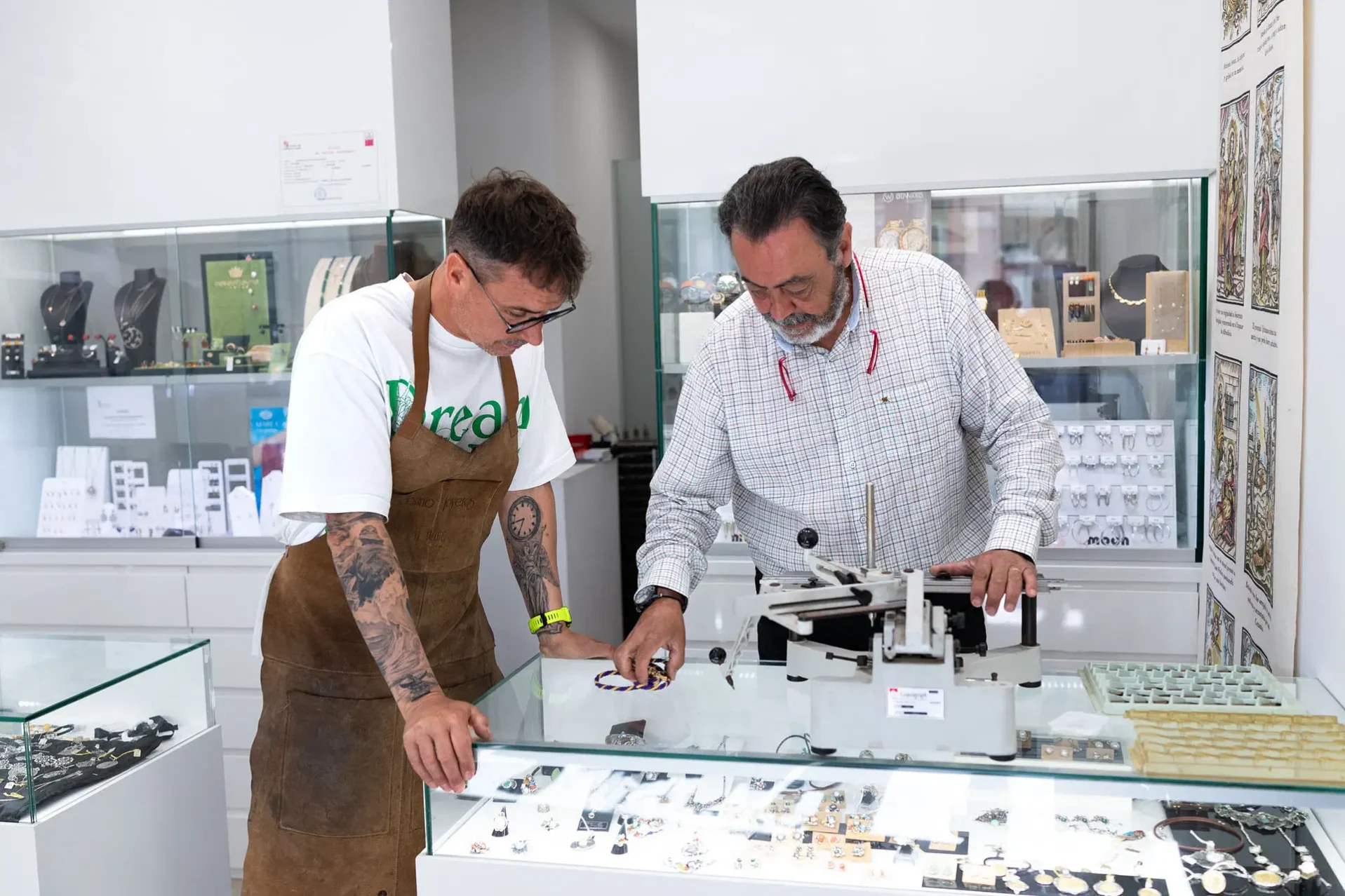Marcos González y su padre, Andrés González, en la joyería. Foto Emilio Fraile.