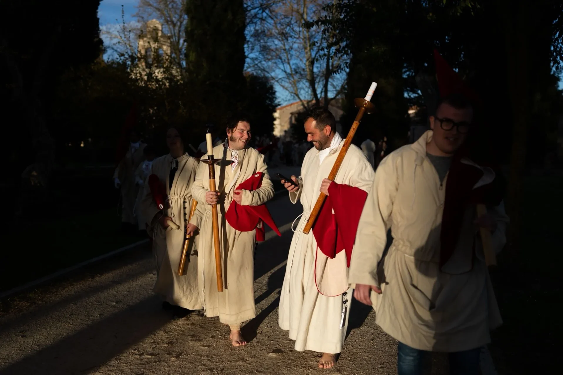 Cofrades antes de la salida de la procesión del Silencio. Foto Emilio Fraile