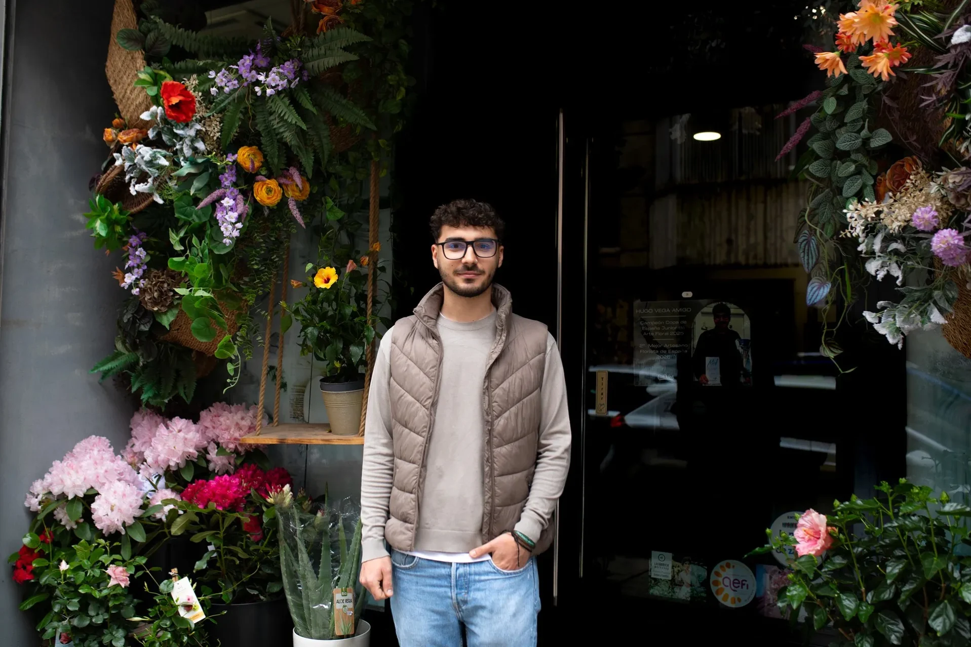 Hugo Vega, en la floristería familiar. Foto Paloma V. Escarpa