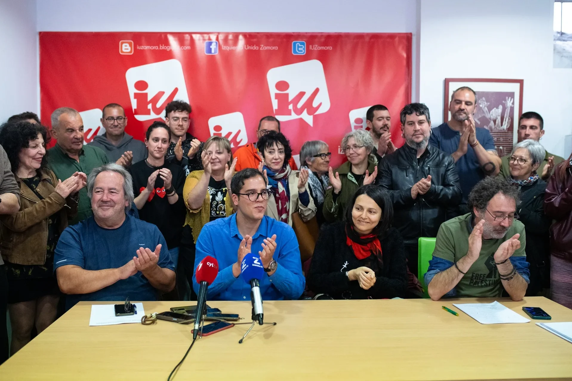 Guarido, Novo, Cabezas y Viñas, con afiliados de Izquierda Unida tras ellos. Foto Paloma V. Escarpa