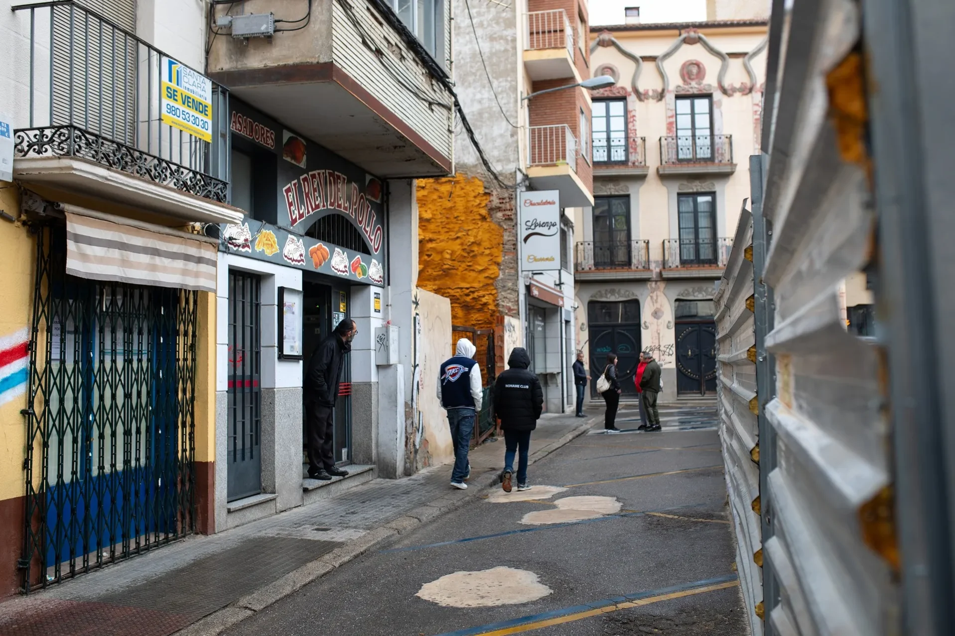 Aledaños del Mercado de Abastos, casi vacíos, el viernes por la mañana. Foto Paloma V. Escarpa